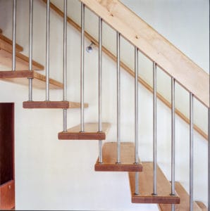 Die unterschiedliche Farbkombination zwischen Treppenstufen, Geländerpfosten und Geländerfüllung verleiht dieser Bolzentreppe die besondere Note.