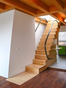 Eine geradläufige Raumspartreppe macht sich auch als Faltwerktreppe sehr gut, wie diese Treppe mit ihren beiden eleganten Stahlhandläufen zeigt