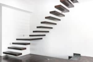 Ob von unten oder von der Seite gesehen – aus jeder Perspektive harmoniert eine Kragstufentreppe mit dem Design eines modernen Wohnumfelds.