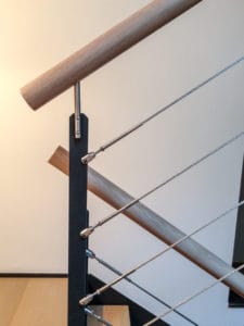 Diese halbgewendelte Flachwangentreppe erhält durch die Flachwangen genügend Stabilität, um auch an ihrer geschlossenen Seite freitragend an dem Fenster des Treppenhauses vorbeiführen zu können. (-> Treppenformen, gewendelte und gerade)