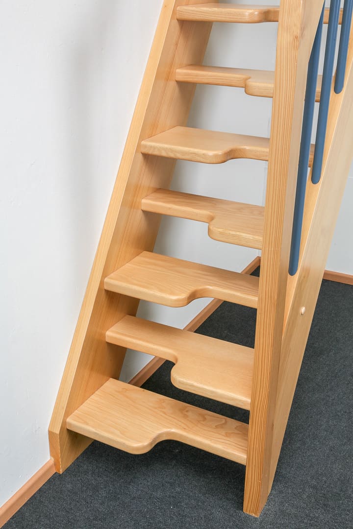 ine Raumspartreppe kann geradläufig als Wangentreppe gestaltet werden. Diese Treppe hat sowohl eine Wandwange als auch eine Innenwange, die das Geländer trägt. Ihre Stufen sind schmetterlingsförmig ausgebildet.