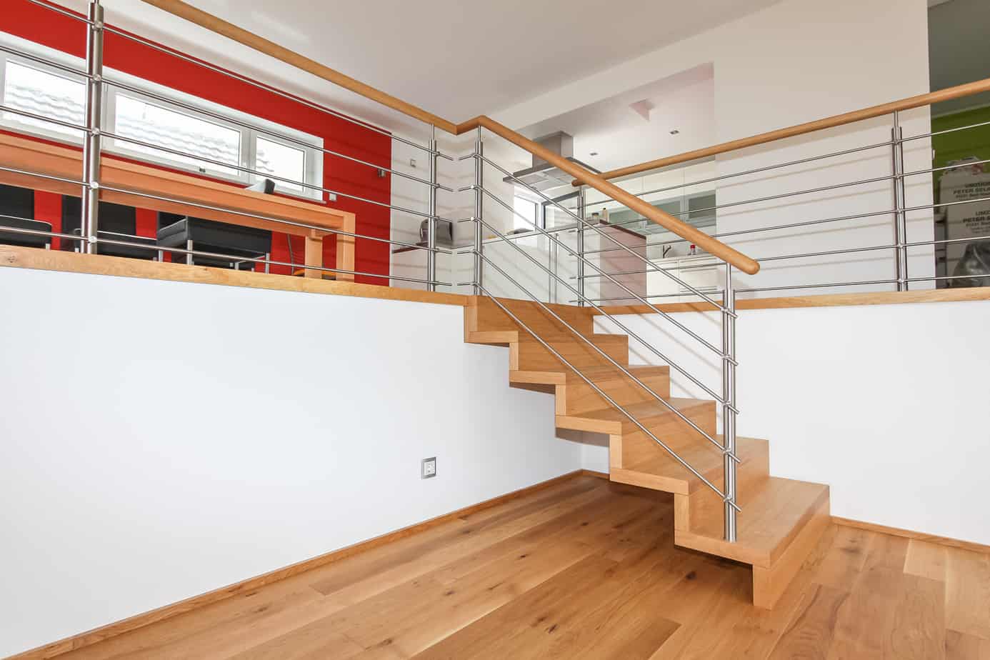 Diese Treppenbauart heißt Faltwerktreppe, weil ihre Tritt- und Setzstufen so zusammengesetzt sind, dass die Treppe von der Seite wie „gefaltet“ aussieht.