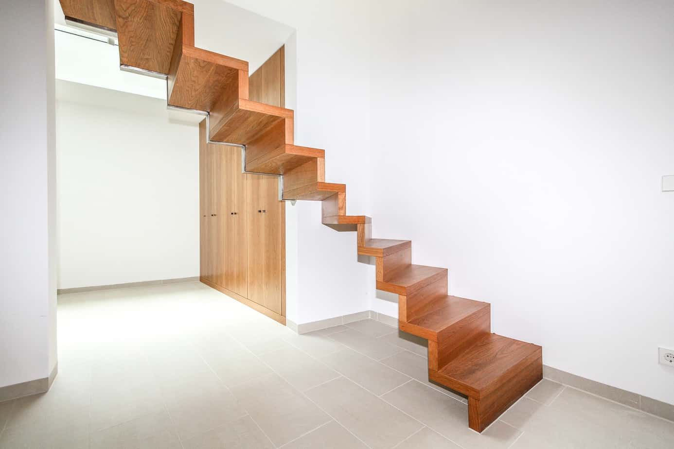 Diese Treppe vermittelt ein Treppenerlebnis der besonderen Art: Von vorne, von den beiden Seiten, von unten - aus jeder Perspektive wird das Faltwerk der Treppe in dem warmen Ton des edlen Holzes zum Blickfang in ihrem Wohnumfeld.