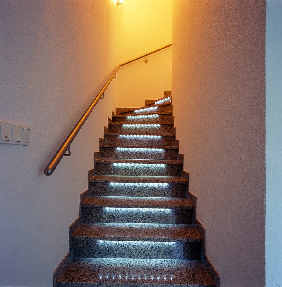 Fußtritt Beleuchtung bei einer Steintreppe