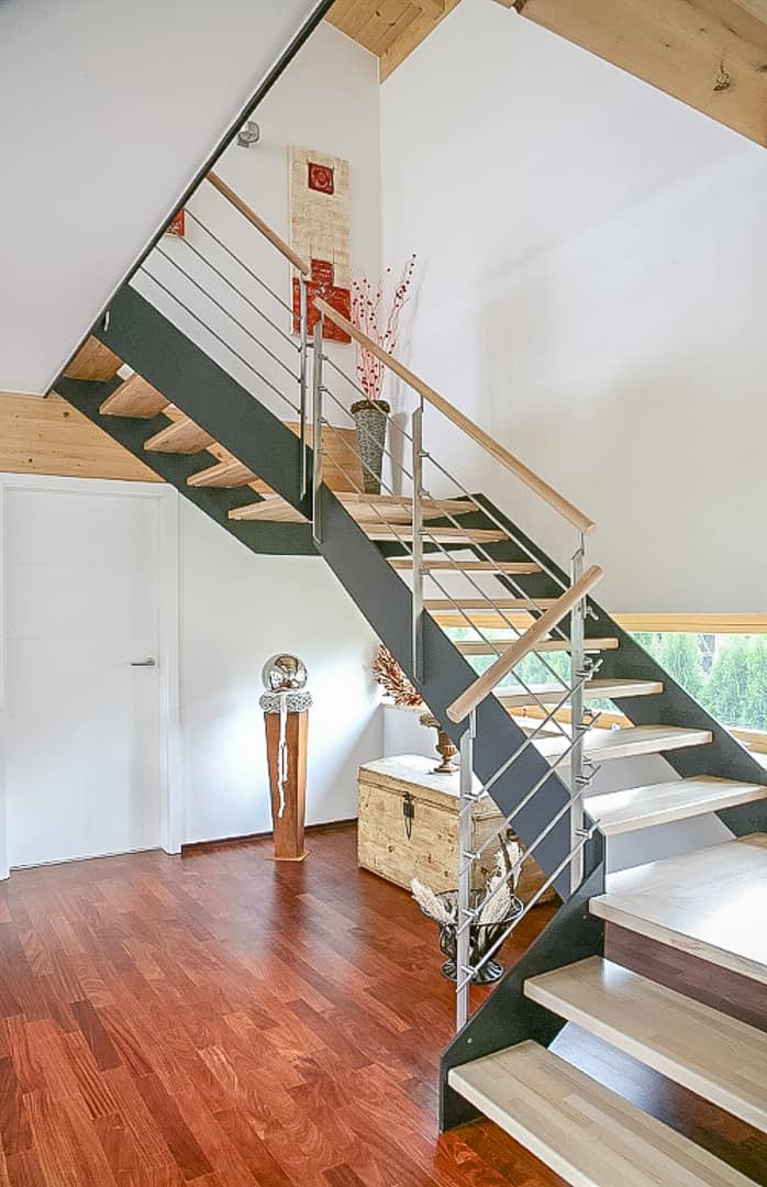 Auch als viertelgewendelte Treppe wird eine Flachwangentreppe zum Blickfang in jedem Wohnumfeld.